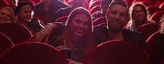 Frau um Mann haben Date im Kino